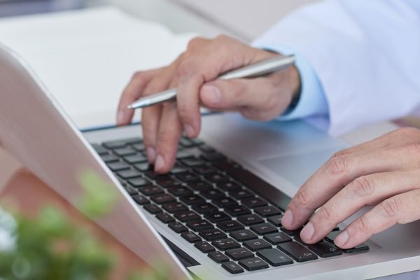 medico-utilizando-um-sistema-com-protecao-de-dados medico-utilizando-um-sistema-com-protecao-de-dados